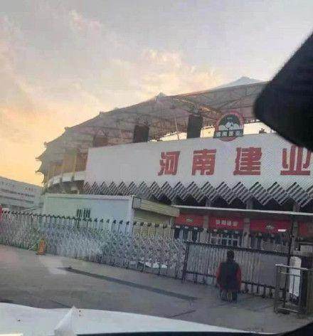 建业球迷下跪抗议更名 胡葆森:养多年不能随你姓